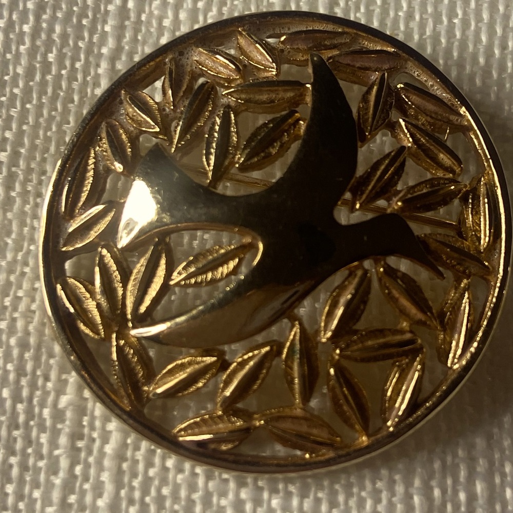 Vintage Michelle Lynn Gold tone Dove Brooch